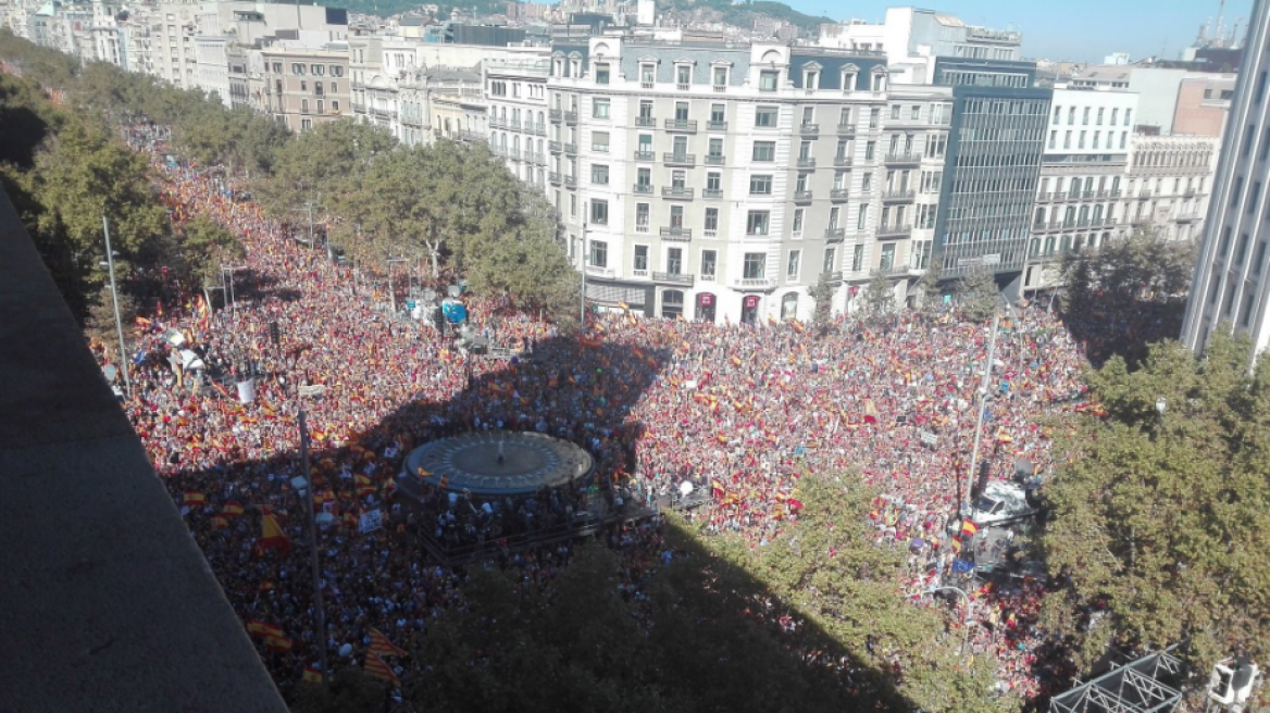 Καταλονία: Εκατοντάδες χιλιάδες στους δρόμους υπέρ της παραμονής στην Ισπανία